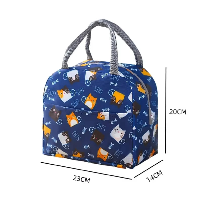 Sac isotherme enfant bleu avec motifs chats, présenté avec ses dimensions 23 cm de largeur, 20 cm de hauteur et 14 cm de profondeur.