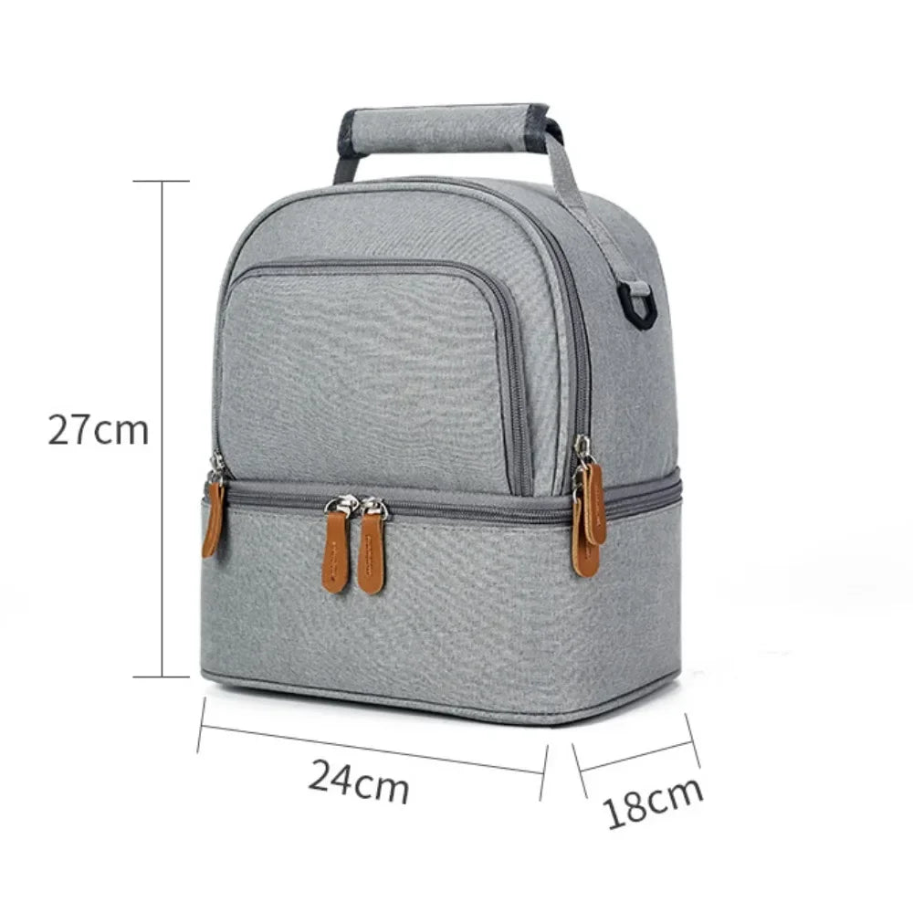 Sac isotherme gris présenté avec ses dimensions 27 cm de hauteur, 24 cm de largeur et 18 cm de profondeur.