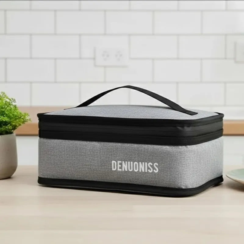 Sac isotherme gris fermé posé sur un plan de cuisine, idéal pour transporter les repas.