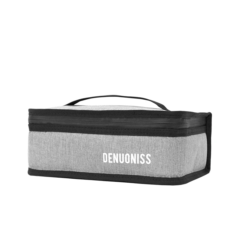 Sac isotherme gris vu en angle avec logo, montrant sa forme compacte et son design.
