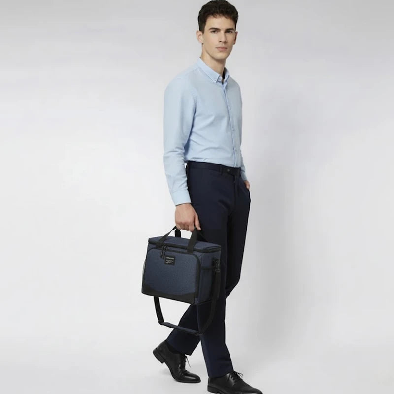 Homme en tenue élégante portant un sac isotherme bleu, adapté aux repas au travail et aux déplacements quotidiens.