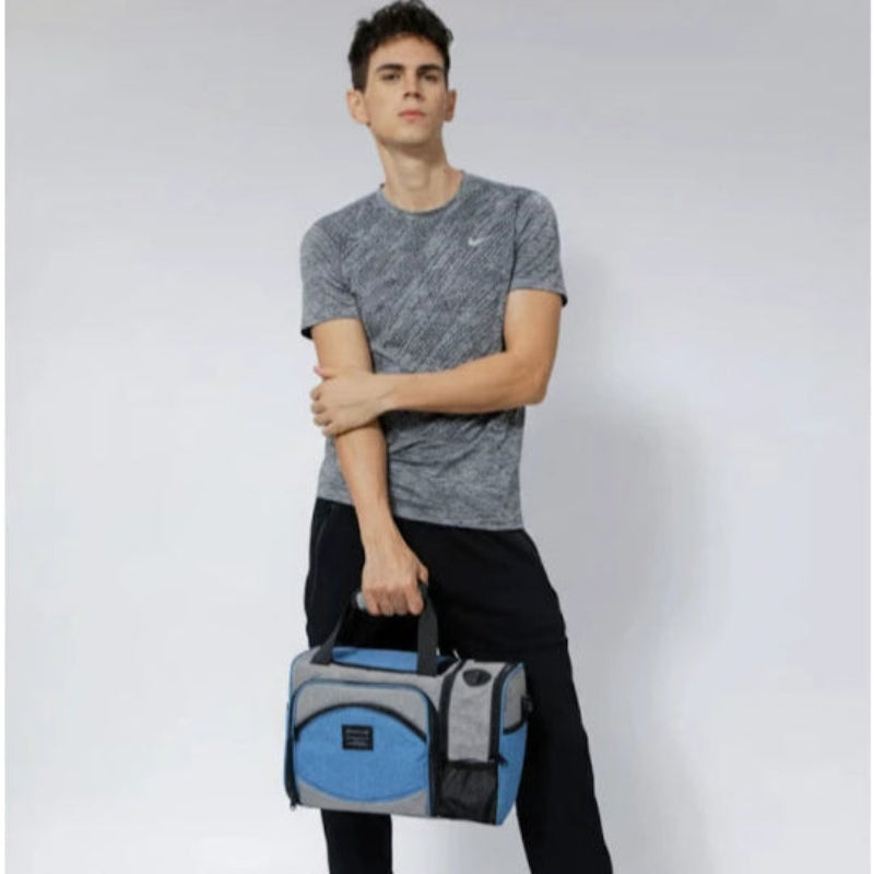Homme tenant un sac isotherme repas bleu et gris, pratique pour transporter déjeuner et boissons au bureau ou en déplacement.
