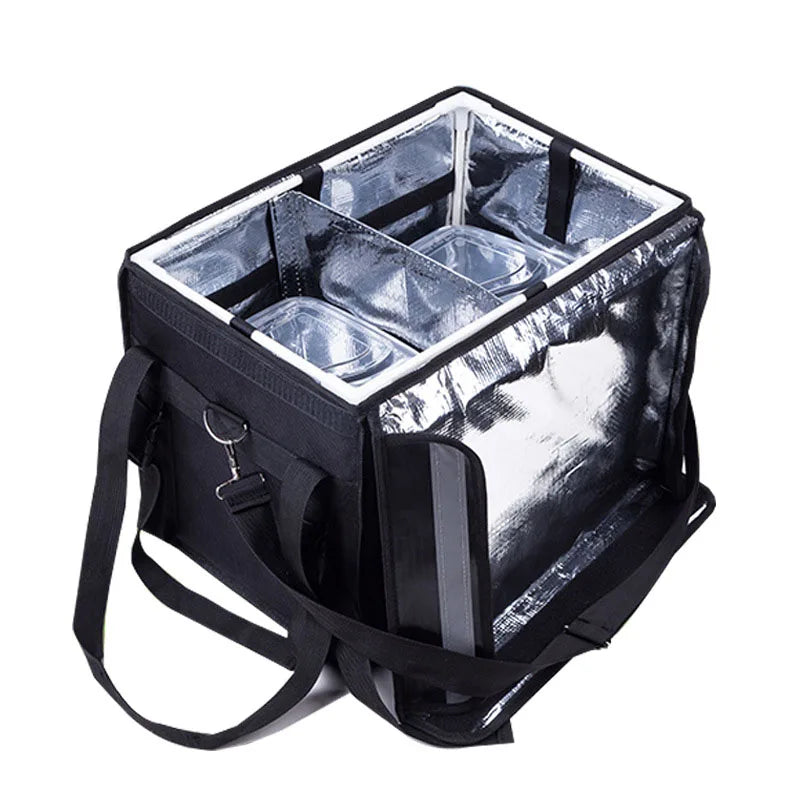 Sac isotherme de livraison noir ouvert, montrant l’intérieur en aluminium isolant avec séparateurs modulables et compartiments pour contenants alimentaires.