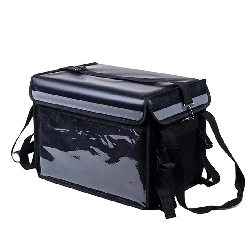Sac isotherme noir à parois transparentes, vu de côté, avec rabat renforcé, sangles de maintien et bandoulière ajustable, conçu pour la livraison alimentaire.