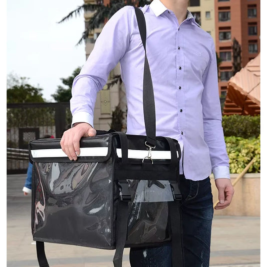 Sac isotherme noir avec parois transparentes, porté en bandoulière par un homme en chemise violette, conçu pour la livraison de repas.