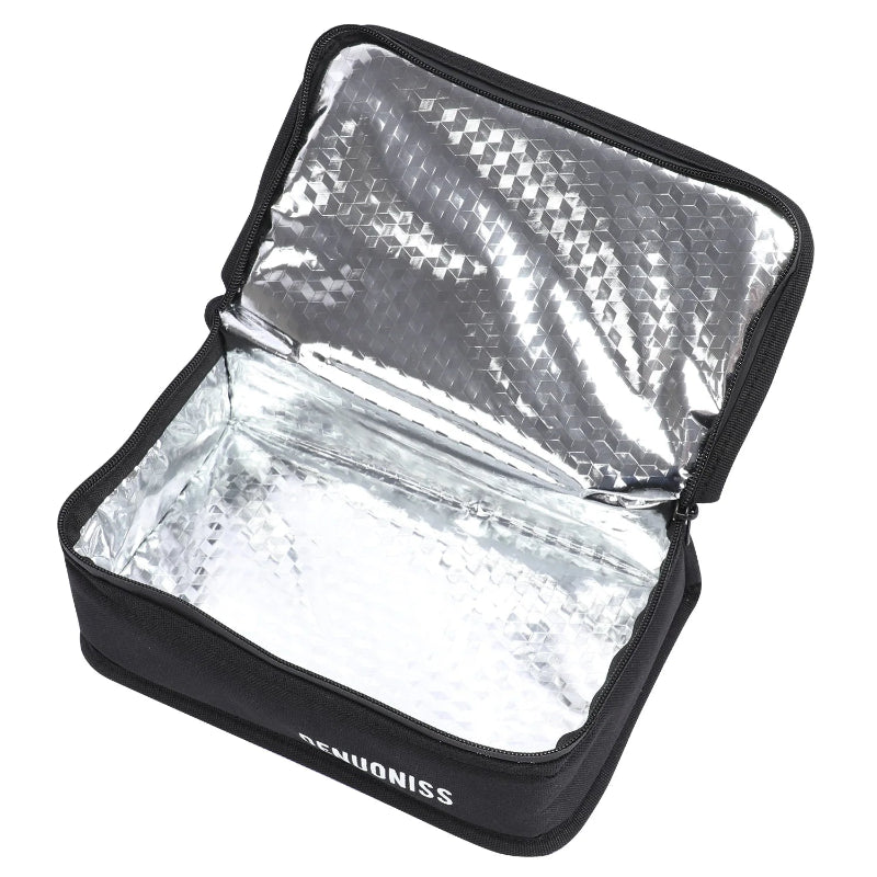 Intérieur d’un sac isotherme noir avec doublure aluminium réfléchissante pour garder les repas au chaud ou au frais.