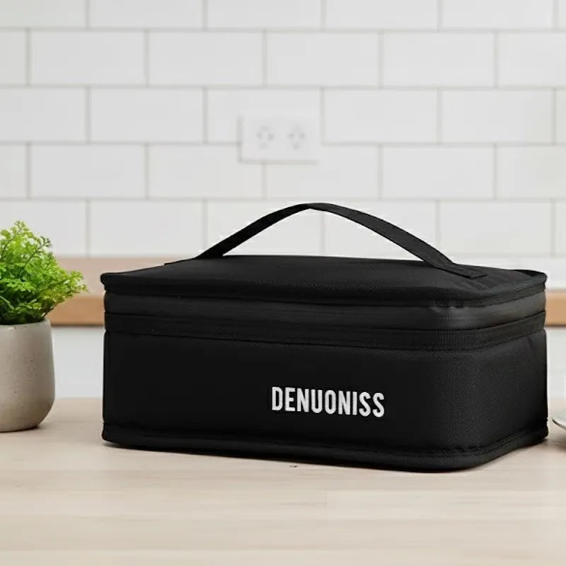 Sac isotherme noir posé sur un plan de cuisine, fermé et prêt pour le transport des repas.