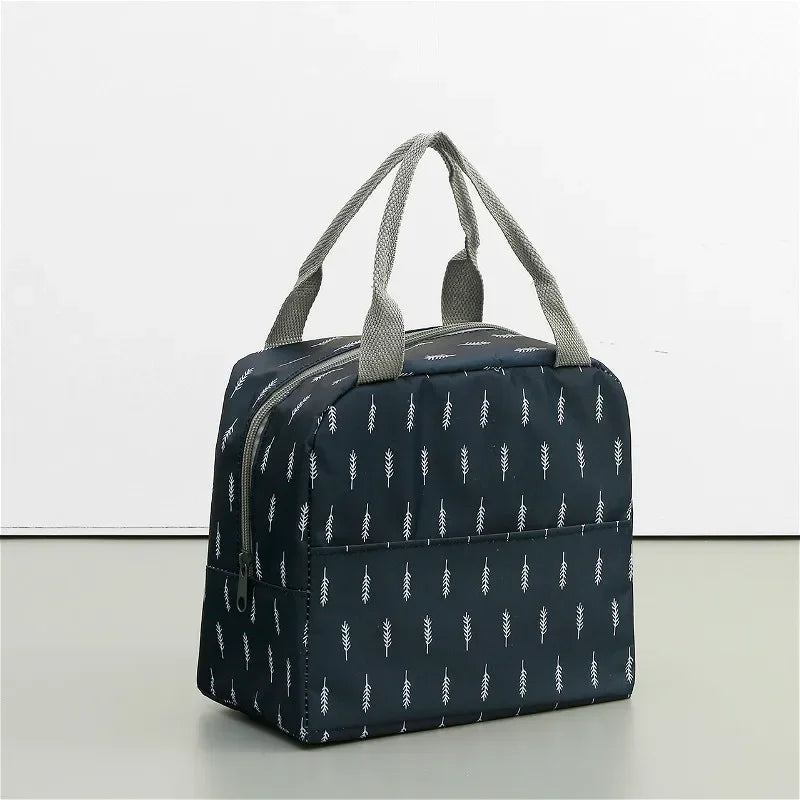 Sac isotherme repas bleu marine vu vu en angle, décoré de motifs blancs en forme de plume.