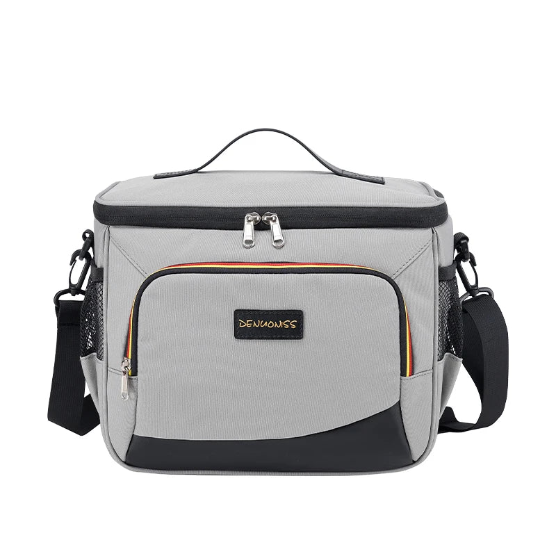 Sac isotherme repas gris vu de face, avec poignée supérieure, grande poche avant zippée et bandoulière réglable.