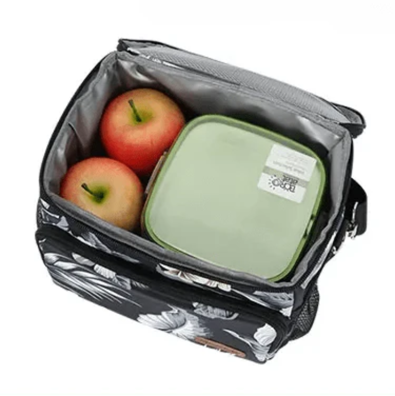 Intérieur d’un sac isotherme repas montré avec deux pommes et une boîte alimentaire pour illustrer la contenance.