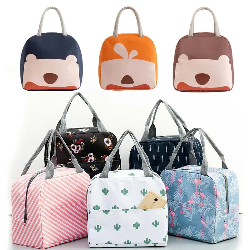 Collection de sacs isothermes repas aux différents motifs : animaux dessinés, fleurs noires, plumes blanches sur fond bleu marine, rayures roses, cactus verts sur fond blanc et flamants roses sur fond bleu.