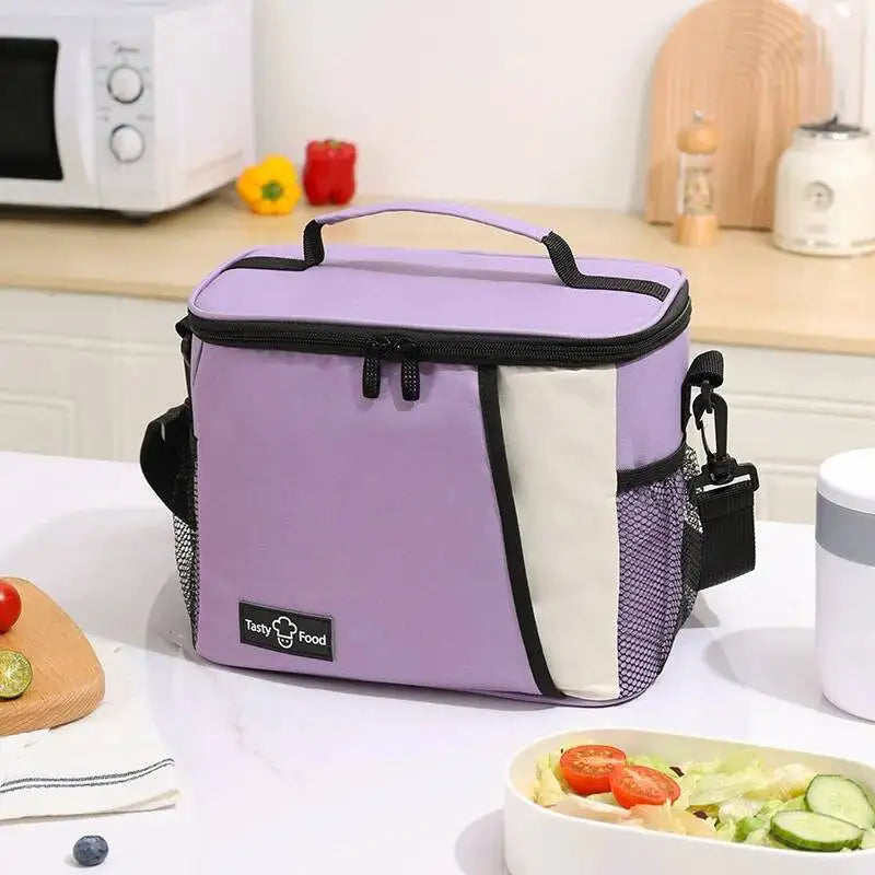 Sac lunch isotherme 9L lavande posé en cuisine, conçu pour transporter un repas frais avec lunch box et accessoires.