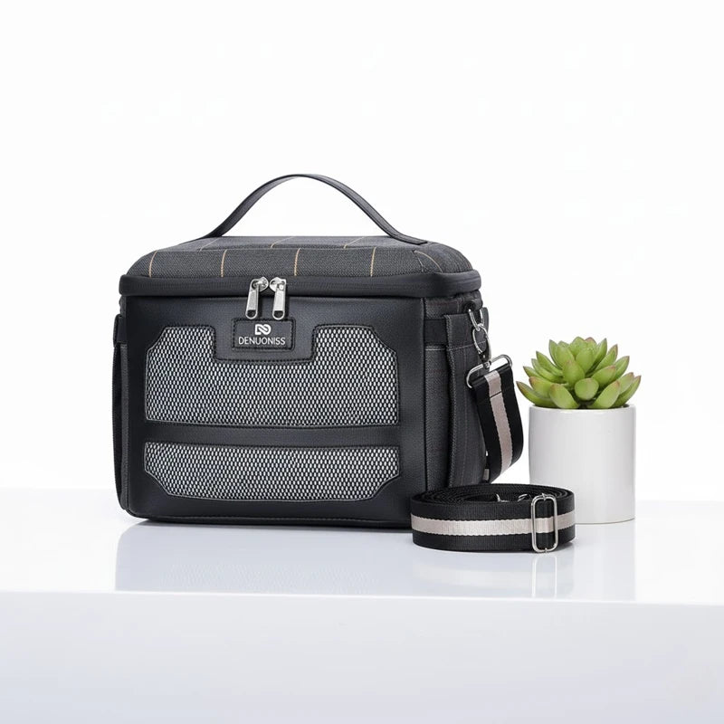 Sac lunch isotherme gris 8L présenté de côté, avec poignée renforcée et bandoulière détachable, idéal pour transporter un repas au travail.