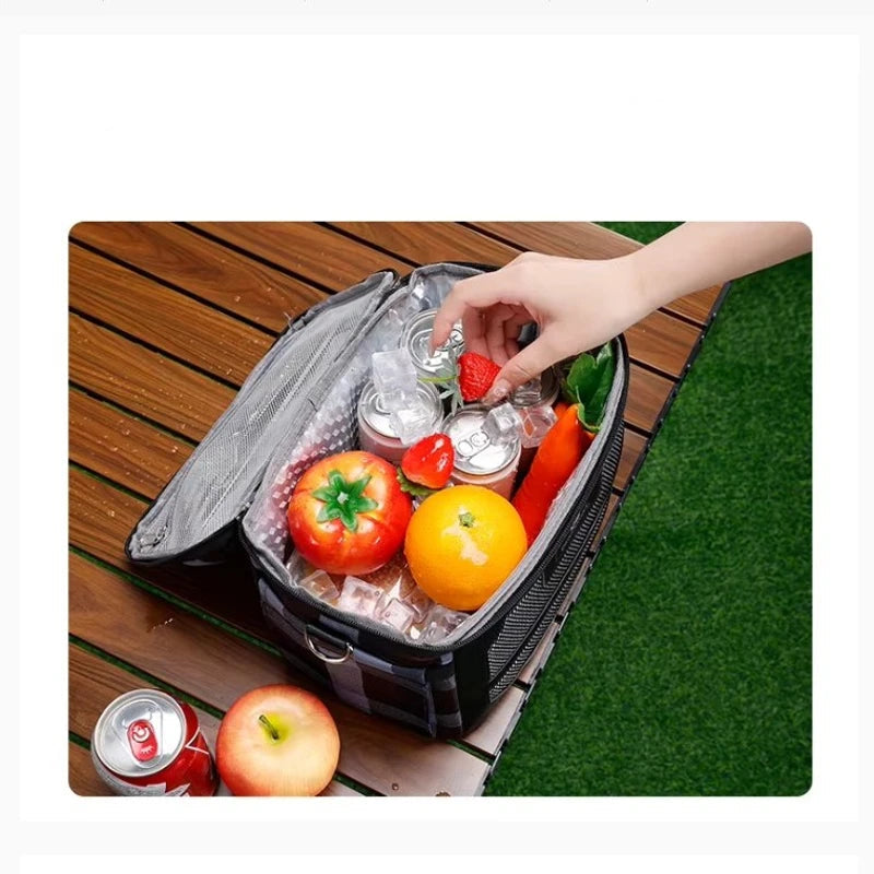 Intérieur d’un sac lunch isotherme gris 8L rempli de fruits, canettes et glaçons, montrant la capacité et l’organisation pour un repas au travail.