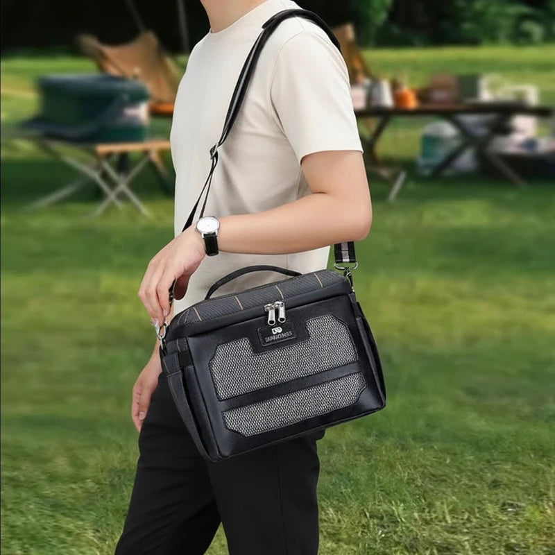 Homme portant un sac lunch isotherme gris en bandoulière, format compact 8L, idéal pour transporter un repas au travail ou en extérieur.