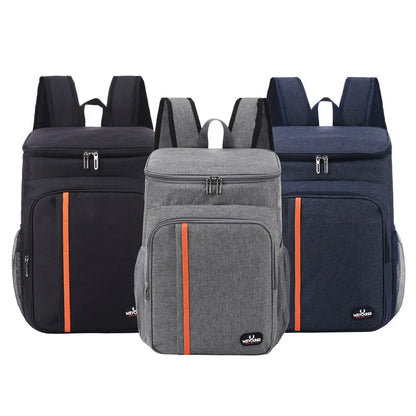 Trois sacs à dos isothermes alignés : un noir, un gris et un bleu marine, chacun avec une bande orange verticale et des poches latérales en maille. Idéal pour transporter repas et boissons avec style et praticité.