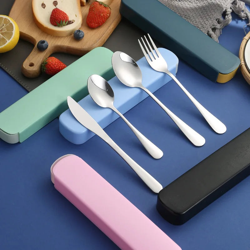 Ensemble de couverts en acier inoxydable comprenant couteau, fourchette et cuillères, présentés sur fond bleu avec leurs boîtes de rangement colorées, idéal pour repas au bureau ou en déplacement.