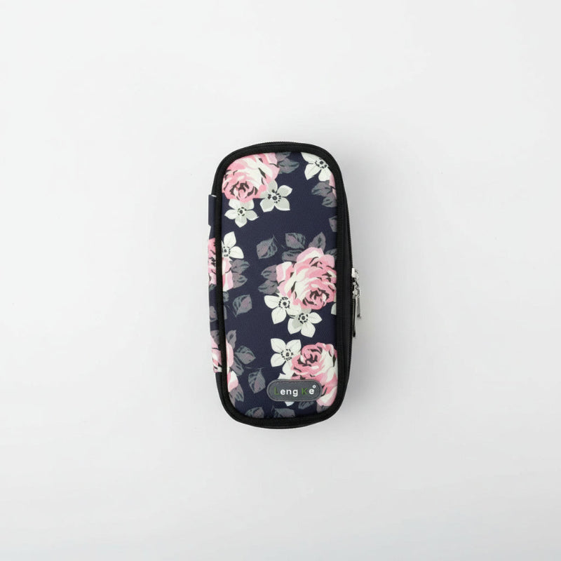 Trousse isotherme rectangulaire à motif floral rose et blanc sur fond bleu marine, vue de dessus avec fermeture éclair latérale.