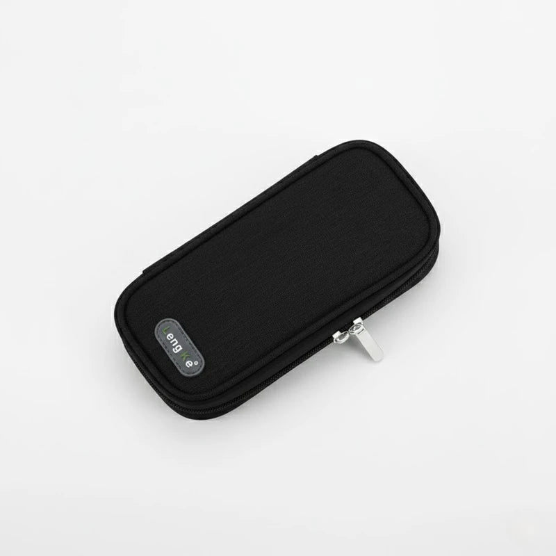 Trousse isotherme noire rectangulaire en tissu, vue de dessus, avec double fermeture éclair argentée.